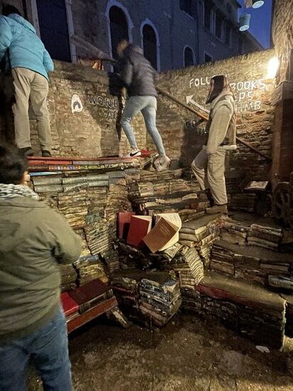 Im Hof gibt es eine Treppe aus alten Büchern