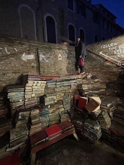 Ein toller Blick auf den Kanal wird hier versprochen--tatsächlich ist es so!