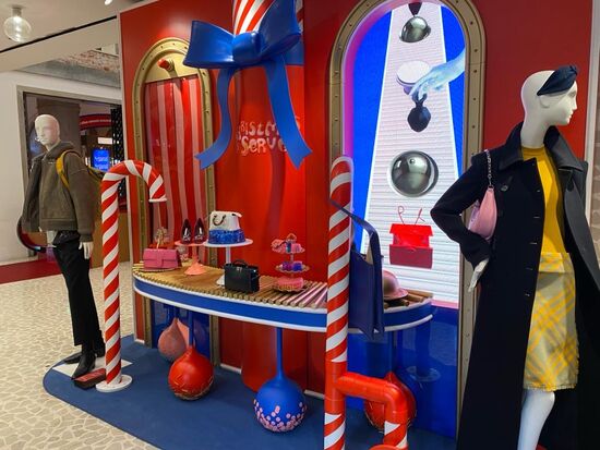 Der 3. Stock soll ein Schuhparadies sein--wir genießen hier die schönen kostenlosen Toiletten...