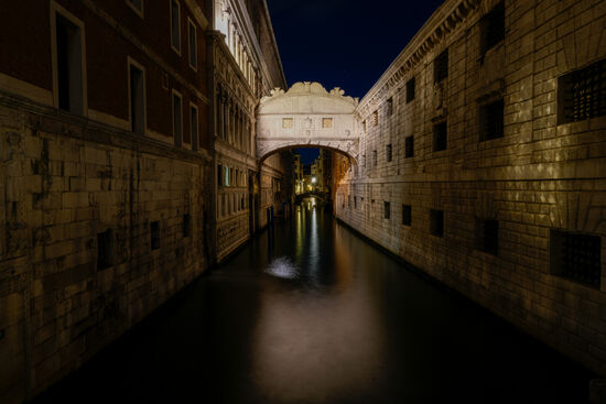 Auf dem Rückweg zum Hotel macht er Halt an der Seufzer-Brücke. Sie verbindet den Dogenpalast mit dem Gefängnis- die Gefangenen haben auf dieser Brücke geseufzt, wenn sie einen letzten Blick in die Freiheit auf den Kanal erhaschen konnten.
