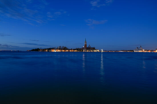 Von der Promenade hat man einen hervorragenden Blick auf die gegenüber liegende Insel San Giorgio mit der entsprechenden Kirche.