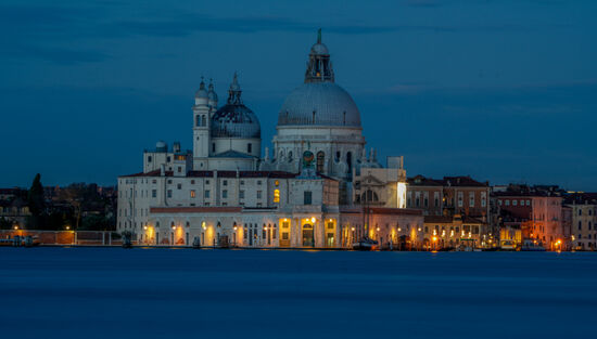 Die "Basilica Santa Maria della Salute" im Morgengrauen. Sie liegt dominant an der Einfahrt zum "Canale Grande". Sie wurde 1631 bis 1687 gebaut und hat innen wie außen einen barocken Baustil.