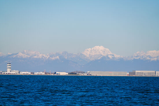 Nach dem Frühstück wollen wir das gute Wetter ausnutzen. Für den Nachmittag ist Regen angesagt. Was passt zu gutem Wetter? "Eine Bootsfahrt die ist lustig, eine Bootsfahrt die ist schön ...." 
Mit der Fähre geht es nach "Burano" -  Es geht durch die Lagune von Venedig am Flughafen vorbei.