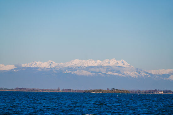 Die Sicht ist heute besonders gut - man kann die Alpen sehr deutlich erkennen, obwohl sie sicherlich 150 bis 200 km entfernt sind.
