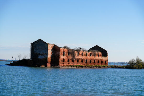 Auf dem Wege zur Insel treffen wir auf ein verlassenes Gebäude - der Zahn der Zeit nagt daran.