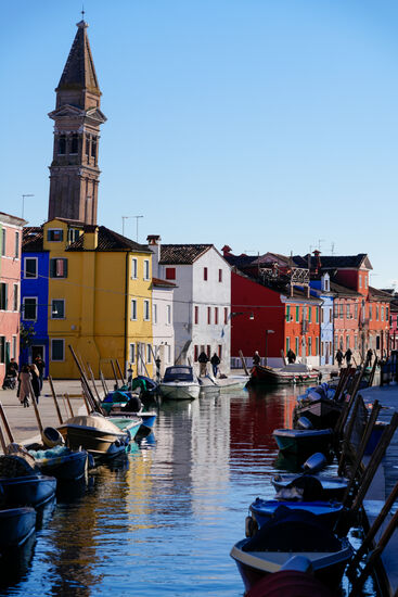 Wir genießen das schöne Wetter, kehren kurz auf einen Aperol und einen kleinen Imbiss ein und entschließen uns, wieder nach Venedig zu fahren.