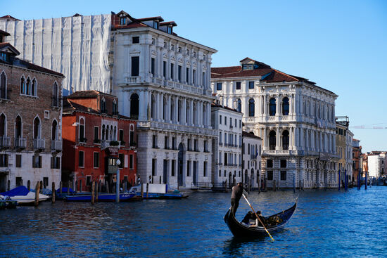 Wir entschließen uns, mit der Linie 1 der Fähren den Canaßle Grande zu befahren. Sie fährt vom Anleger San Marco bis zum Bahnhof; von dort geht´s auf gleichem Wege zurück. Man fährt gemütlich entlang der wunderschönen Gebäude, die Venedig ausmachen