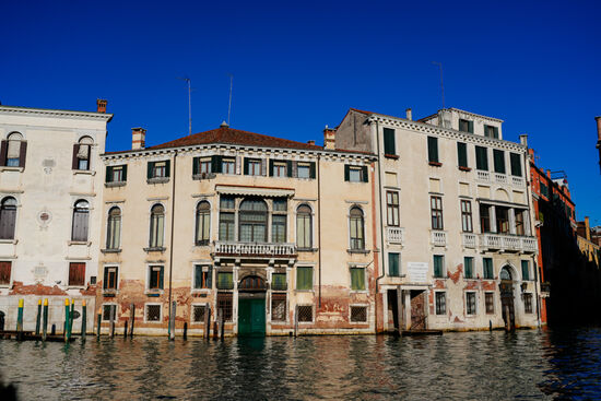 Der Canal Grande ist knapp 4 km lang und zwischen 30 und 70 Meter breit. An manchen Stellen ist der Kanal bis zu 5 Meter tief.