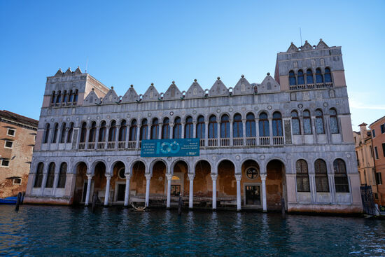 Weit über 200 prächtige Adelspaläste säumen den Kanal. Die Höhe der Paläste war vorgegeben und die Erbauer haben sich an diese Vorgabe gehalten. Hier zu sehen das Museo di storia naturale (Naturhistorisches Museum)
