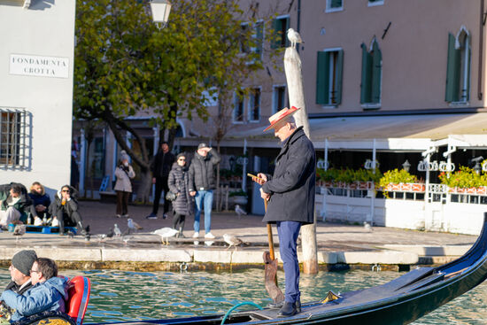 Die Gondoliere von heute sind auch am daddeln...