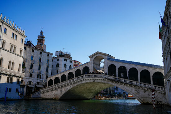 Da ist sie: die berühmte "Rialtobrücke" - hier aus der besten Perspektive zu sehen