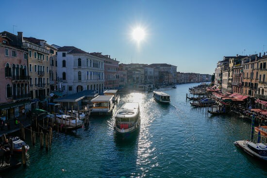 Der Blick von der  Brücke hinab sieht es dann so aus.