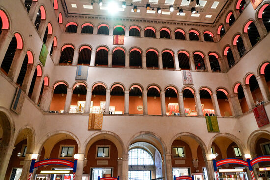 Michaela entdeckt in ihrem Reiseführer noch eine Sehenswürdigkeit, die einen Besuch wert ist: Das Kaufhaus "Fondaco dei Tedeschi" - wunderschön mit Arcadenbögen