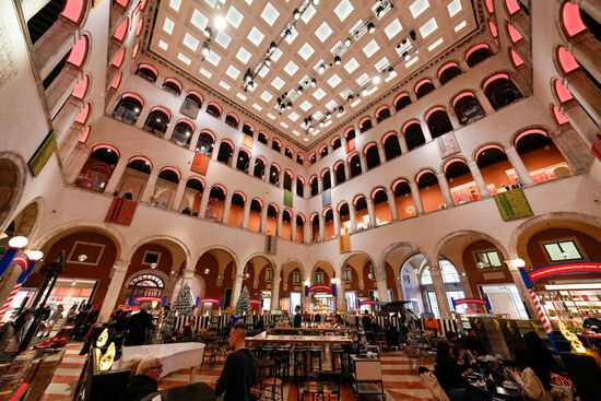 Seit 2016 wird dieser Palazzo wieder als Kaufhaus  für edle Marken geführt-vorher war das Hauptpostamt darin.