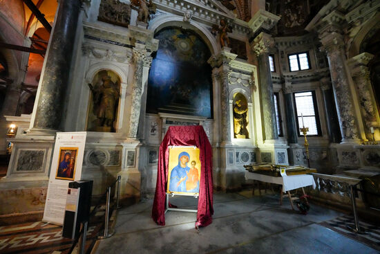 Und da wir noch nicht so viel auf den Beinen waren, schlägt Michaela vor, dass wir noch eine Kathedrale besichtigen: die Basilica SS. Giovanni e Paolo. (Die Basilika der heiligen Johannes und Paulus). Es ist eine der größten Kathedralen der Stadt. In ihr sind 25 Gräber venezianischer Dogen (ein Doge war das auf Lebenszeit regierende Staatsoberhaupt der Republik Venedig zwischen dem 8. Jahrhundert und 1797)  zu besichtigen.