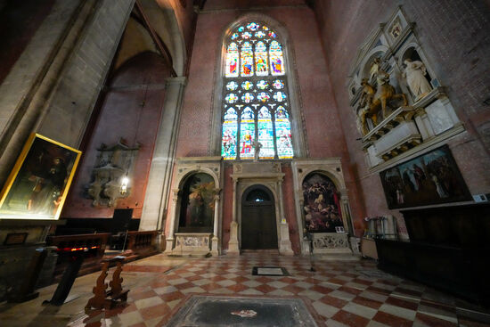 Es gibt in diesem großen Gebäude mehrere Seitenaltare, in den die sterblichen Reste der Dogen teilweise im Boden eingelassen sind.