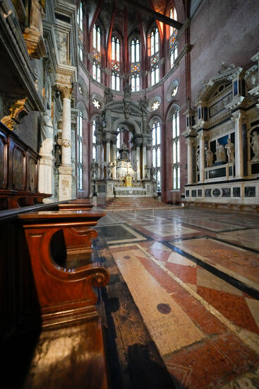 Altar mit Chor-Bänken.