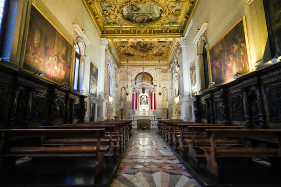 Die Zanipolo (wie sie von den Venezianer auch genannt wird) ist eine dreischiffige Säulenbasilika mit Querhaus, an das sich eine mittlere große und jeweils zwei kleine Chorkapellen anschließen. Hier sind wir in einer der kleinen Chorkapellen