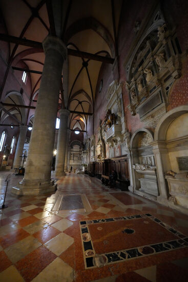 Auch hier Sarkophage an den Wänden und riesige Säulen.