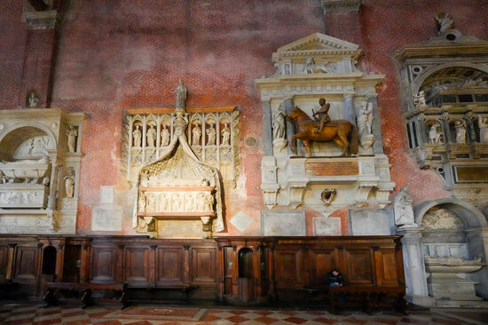 Thomas lässt die Schönheit und Vollkommenheit dieser Kathedrale auf sich wirken.