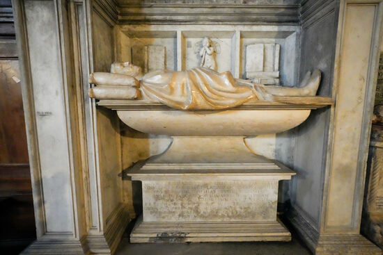 Ein weiterer Sarkophag eines Dogen