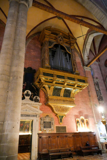 Voller Prunk die Orgel - wie da der Organist wohl hoch kommt?? 