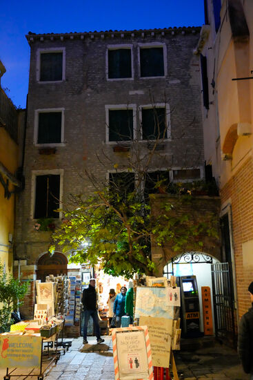 Was ist das denn? Schon gestern wunderten wir uns über die vielen Leute hier--nun schauen wir uns das mal genauer an...