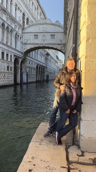 Wir hatten gelesen, dass an jedem 1. Sonntag im Monat die Museen ohne Eintritt besucht werden können und auch der Zugang zum Gefängnis des Dogenpalastes möglich sei. Wir mussten jedoch vor Ort erfahren, dass sich das nur auf die öffentlichen Museen bezieht und der Dogen-Palast davon ausgenommen ist. Der Eintritt mit 19 EUR war uns dann für die wenige verbleibende Zeit zu viel. Flugs haben wir uns dann einen schönen Foto-Spot gesucht und ein Shooting gemacht.