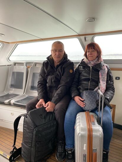 Geplanter Abflug sollte um 15 Uhr sein.
Wir machen uns rechtzeitig auf den Weg mit dem Wassertaxi Richtung Flughafen.