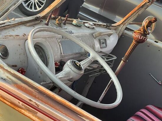 Der Besitzer und seine Frau freuen sich, dass wir aus Germany - und sogar aus Wolfsburg kommen. Er zeigt stolz seinen Unterarm auf dem die Schulenburg und Wolfsburg tätowiert sind