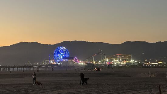 Der kleine Vergnügungspark am Pier ist toll beleuchtet