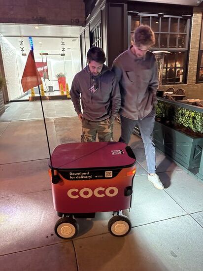 „Coco“ liefert Essen aus und wird von vielen bestaunt und befummelt, jeder versucht mal den Deckel zu öffnen um das Essen anzuschauenob der wohl pünktlicher ist als seine Menschenkollegen?