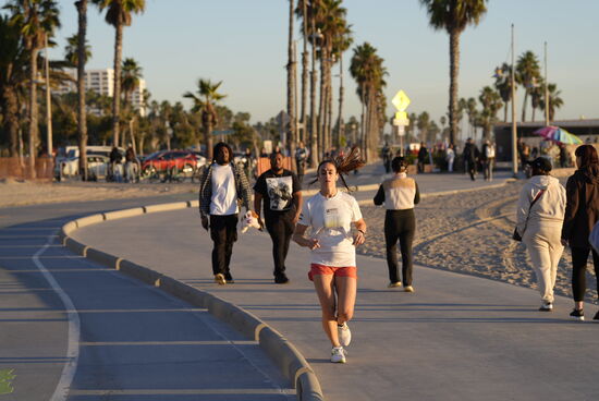 Es wird gejoggt, dass die Haare fliegen…