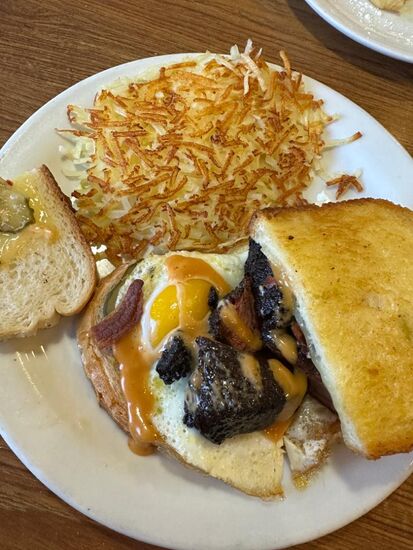 Thomas lässt sich das Brisket burned ends schmecken ...