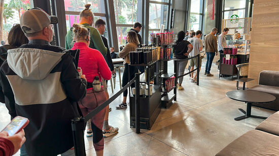 Guten Morgen! Thomas steht bei Starbucks an, um mir einen Morgenkaffee zu holen