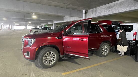 Dennis hat den Leihwagen bestellt- und weil er so nett ist und der Angestellte bei der „Alamo“ auch schon in Deutschland war, bekommt er ein kostenloses Upgrade