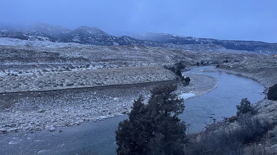 Wir wohnen hier 2 Nächte im „Ridgeline Hotel“ und haben diesen wundervollen Ausblick aus dem Fenster. Das Zimmer erwartet uns mit kuscheliger Wärme