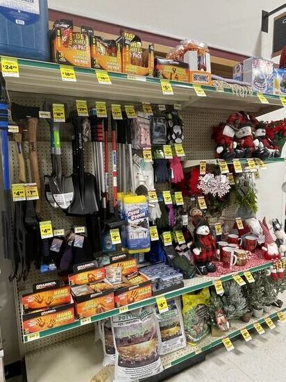 Statt Sonnencreme und Sonnenschirme ist hier das Wintersortiment entsprechend groß