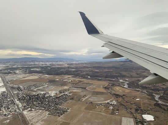 Beim Senkflug werden wir tüchtig durchgeschüttelt…