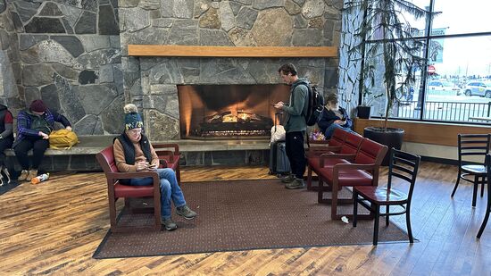 Mit Kaminen und die Menschen tragen hier Pudelmützen