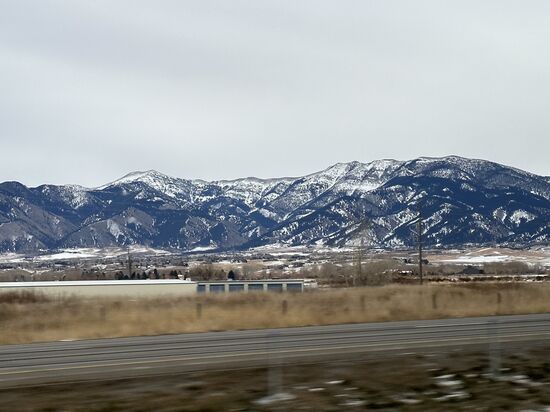 Auf geht nach „Gardiner“ ! Wir haben 120km zu fahren.
Vereinzelte Ortschaften mit wenigen Häusern sehen wir, viele haben Rinder und Pferde auf den Weiden