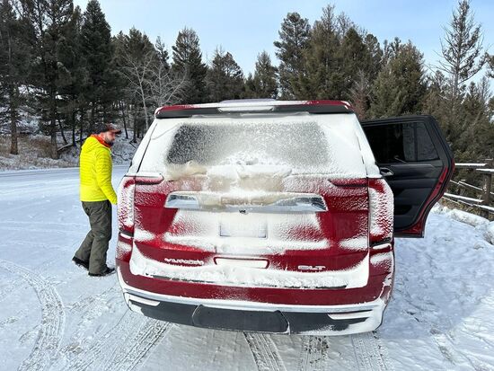 Es wird noch etwas kälter und eine dicke Eisschicht legt sich aufs Auto…