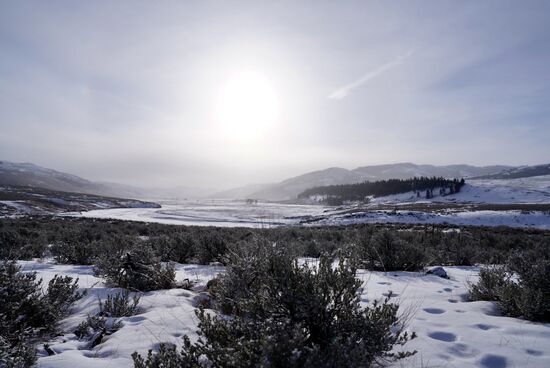 Die Landschaft ist ein Traum—sogar ich, als Schnee- und Winterhasser, verlasse gern den Wagen um die tolle klare Luft einzuatmen. Trotz der Minusgrade kann man es gut ohne Mütze und Handschuhe aushalten