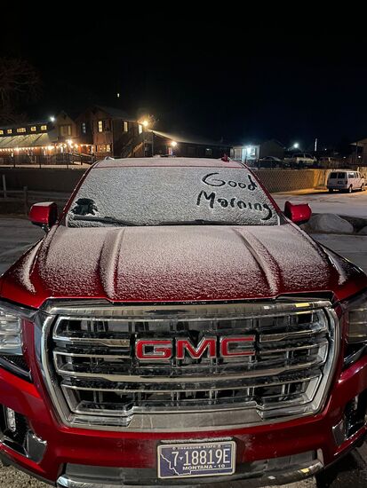 Good Morning! Es hat leicht geschneit und freundliche Minusgrade erwarten uns.
Um 5 Uhr klingelt der Wecker und gegen 6Uhr starten wir Richtung Yellowstone-Park zum Lamar Valley
Dennis hat eine Jahreskarte für alle US Nationalparks, die zeigt er nur vor. Am Eingang gibt es das übliche Geplänkel : „Hi-How are you?“ —wenn man aber etwas mehr erzählt, wird oft nicht mehr zugehört…