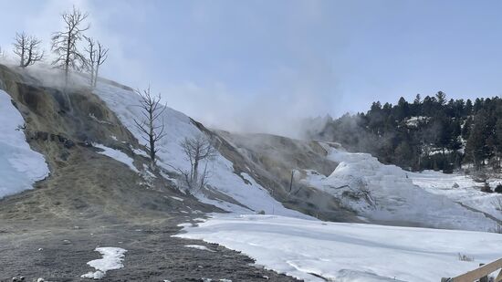 Der Park ist auch für seine geothermischen Quellen wie Geysire und Schlammtöpfe bekannt