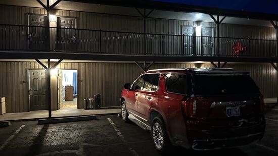 Die Zimmer haben mich aber spontan an „Psycho“ oder „Bates Motel“ erinnert…