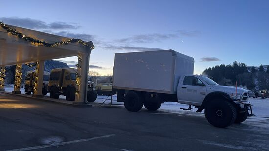Beim „ Mammoth Hot Springs“ stellen wir unser Auto ab und wechseln in den Snow Coach. Mit dem Weißen wird das Gepäck transportiert. Im Snow-Mobile ist nur Platz für die Gäste.
