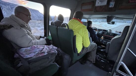 Wir sind nur 8 Person und haben reichlich Platz. Jim, unser Fahrer  erzählt ununterbrochen alles Mögliche über Land und Park
