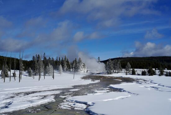 Wir erreichen „Old Faithfull“ gegen Mittag und befinden uns hier auf einer Höhe von 2240m-wir checken im „Old Faithful Lodge“ ein—eins der wenigen Hotels die geöffnet sind