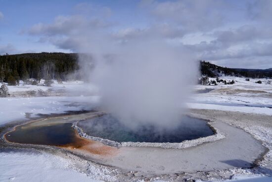 Wir laufen über die Stege, vorbei an vielen brodelnden Löchern…